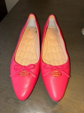 Coach Pink Pointed Toe Ballet Flats Bow Gold Logo Size 6.5 Leather